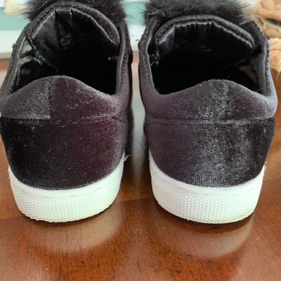 RAMPAGE GIRLS-9-✨EUC✨ BLACK VELVET W/FAUX FUR POMS - Picture 3 of 5